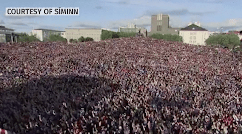 You are currently viewing 20 000 fans perform Iceland’s final ‘viking clap’