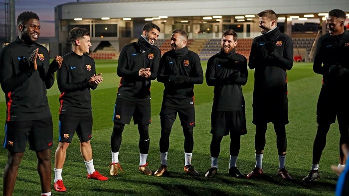 You are currently viewing Messi, Pique welcome Coutinho to Barca training