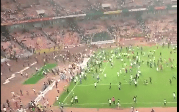 You are currently viewing Watch: Nigerian fans storm pitch, damage stadium after failing to qualify for World Cup