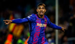 Read more about the article Ronald Araujo pens new deal with Barca until 2026