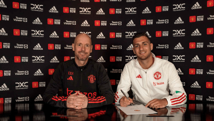 You are currently viewing Dalot signs new Man Utd contract