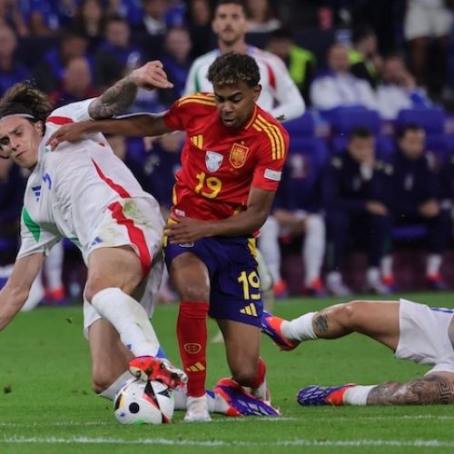 Spain qualify for last 16 with win against Italy