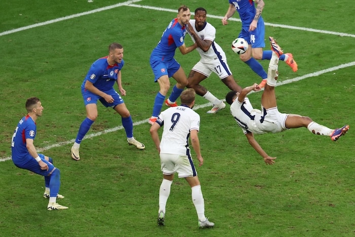 You are currently viewing England reach Euro quarters after late win over Slovakia