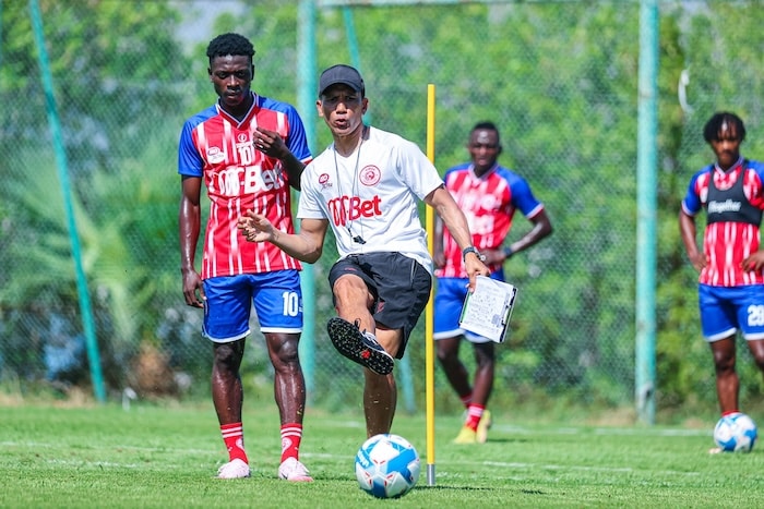 You are currently viewing Fadlu Davids puts Simba players through their paces in pre-season training