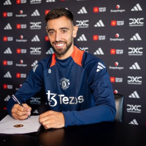 Fernandes pens new Man Utd contract