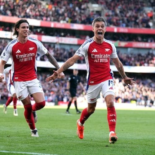 Arsenal score two late goals to beat Leicester