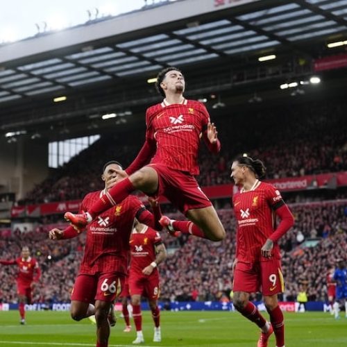 Liverpool beat Chelsea to reclaim top spot