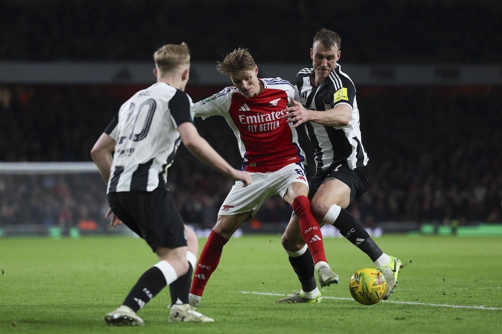 You are currently viewing Newcastle stun Arsenal in first leg of League Cup semifinal